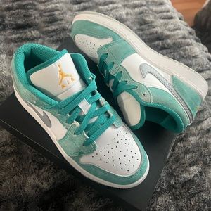 Air Jordan 1 Low SE GS 'New Emerald